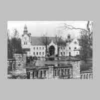 020-0028 Schloss Kapkeim. Vor der Steinmauer verlief die Eisenbahnstrecke Koenigsberg - Insterburg..jpg